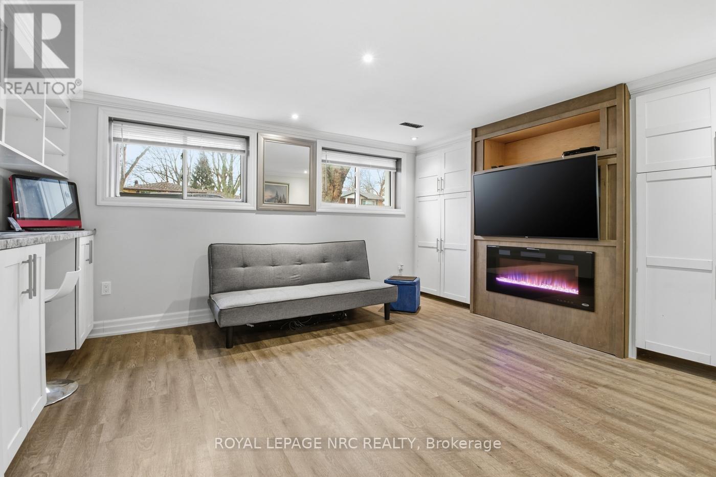 












798 PARKDALE AVENUE

,
Fort Erie (Crescent Park),




Ontario
L2A5B6

