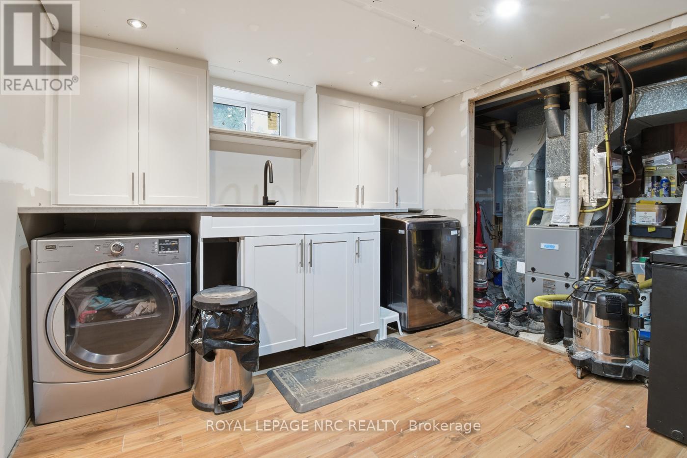 












798 PARKDALE AVENUE

,
Fort Erie (Crescent Park),




Ontario
L2A5B6

