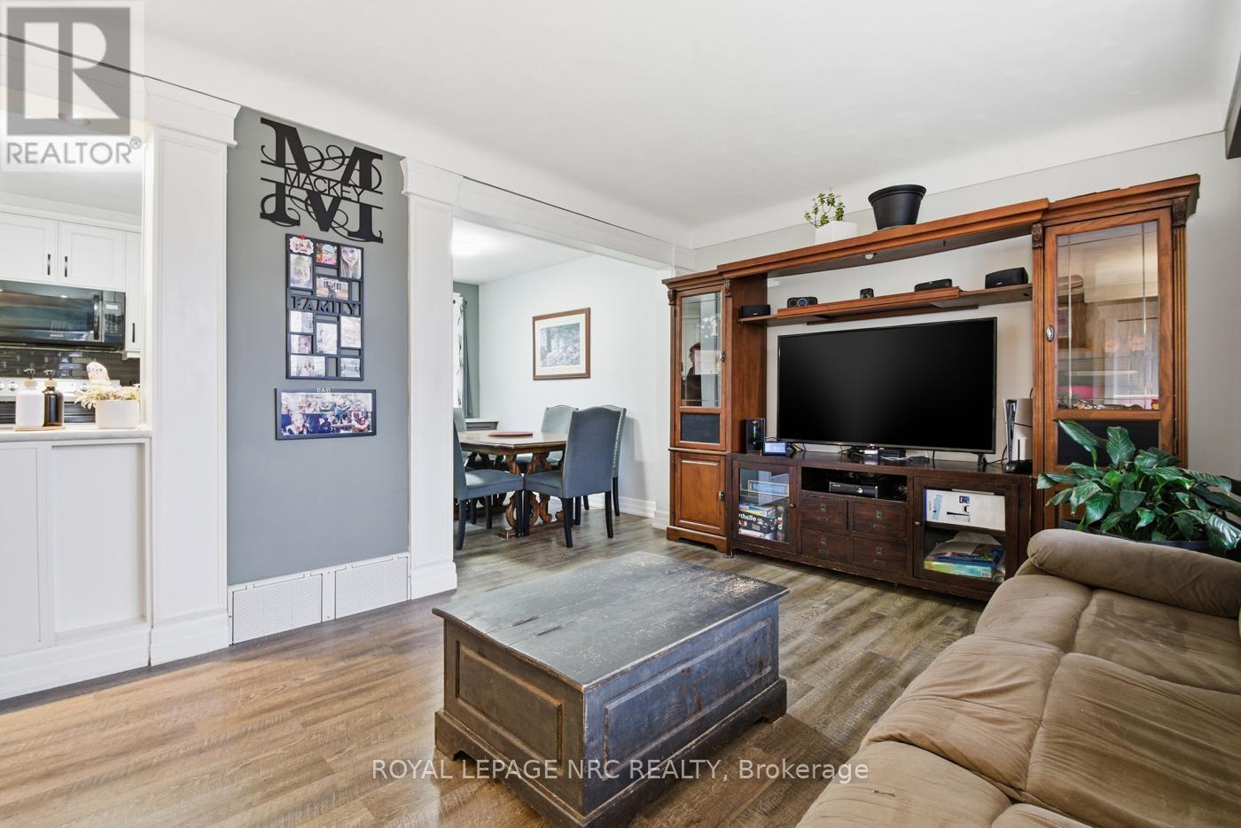 












798 PARKDALE AVENUE

,
Fort Erie (Crescent Park),




Ontario
L2A5B6

