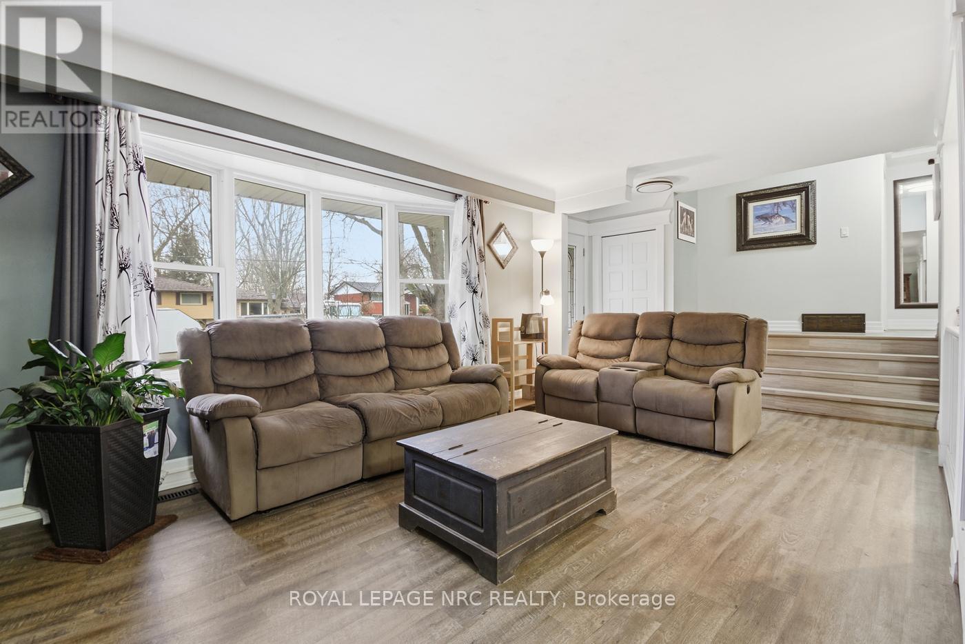 












798 PARKDALE AVENUE

,
Fort Erie (Crescent Park),




Ontario
L2A5B6

