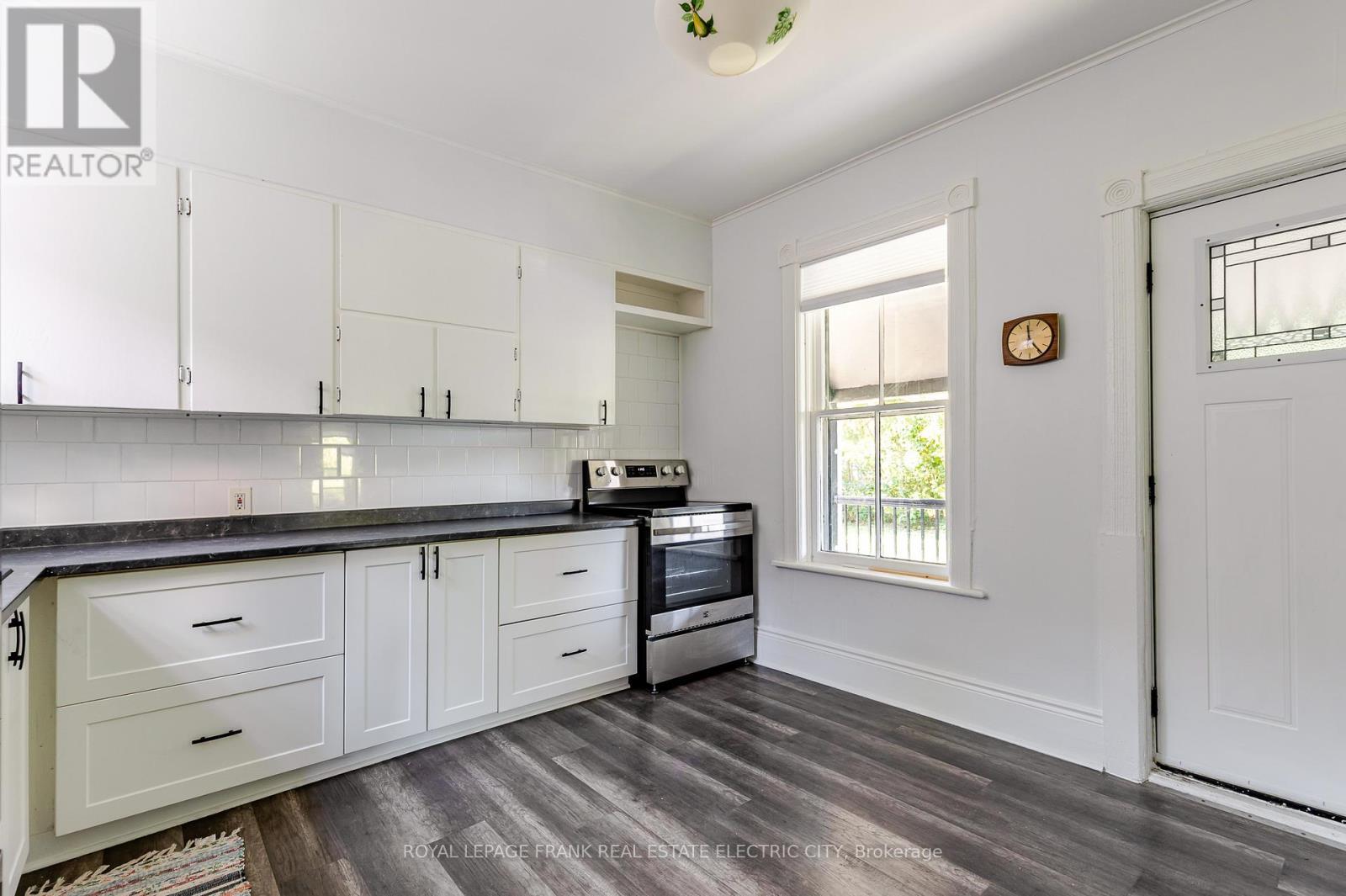 












193 LAKE STREET

,
Peterborough (Town Ward 3),




Ontario
K9J2H4

