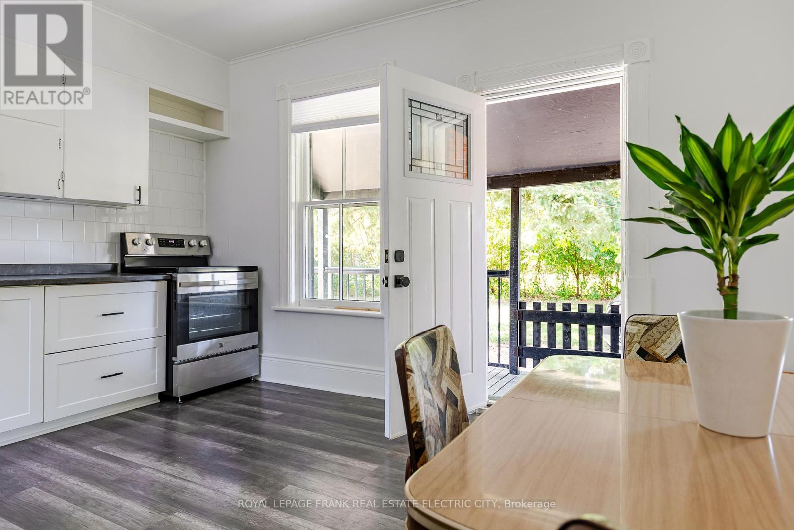 












193 LAKE STREET

,
Peterborough (Town Ward 3),




Ontario
K9J2H4

