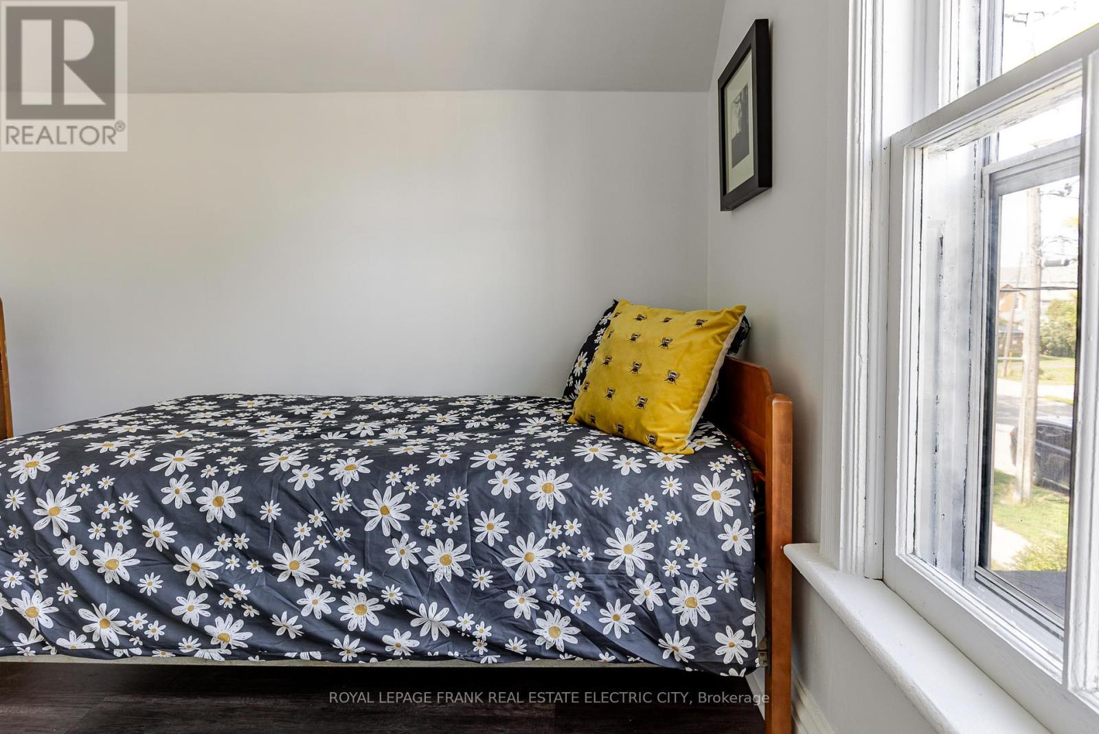 












193 LAKE STREET

,
Peterborough (Town Ward 3),




Ontario
K9J2H4

