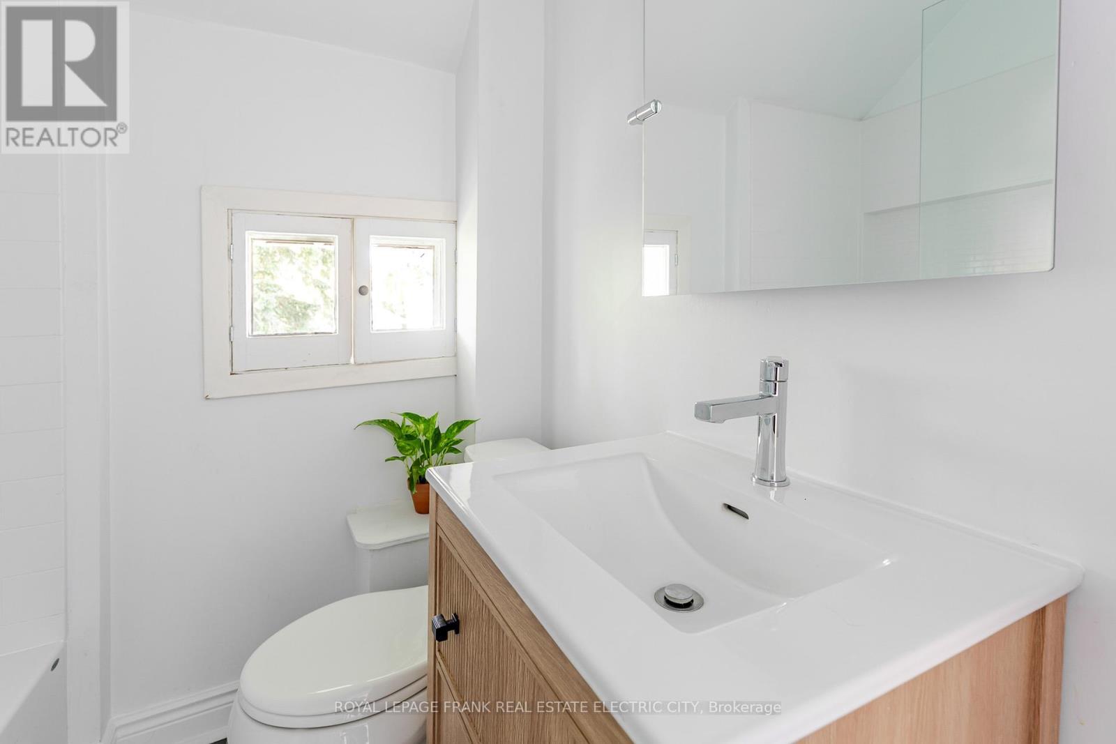 












193 LAKE STREET

,
Peterborough (Town Ward 3),




Ontario
K9J2H4

