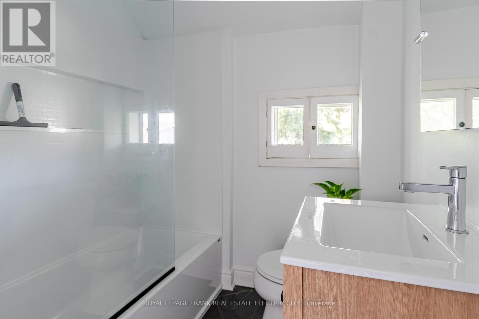 












193 LAKE STREET

,
Peterborough (Town Ward 3),




Ontario
K9J2H4

