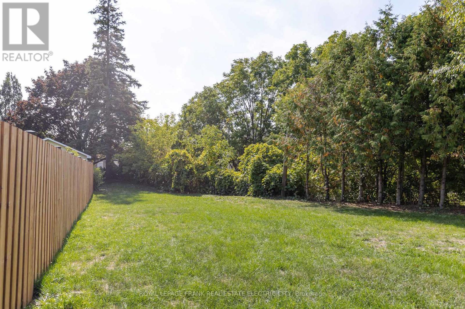 












193 LAKE STREET

,
Peterborough (Town Ward 3),




Ontario
K9J2H4

