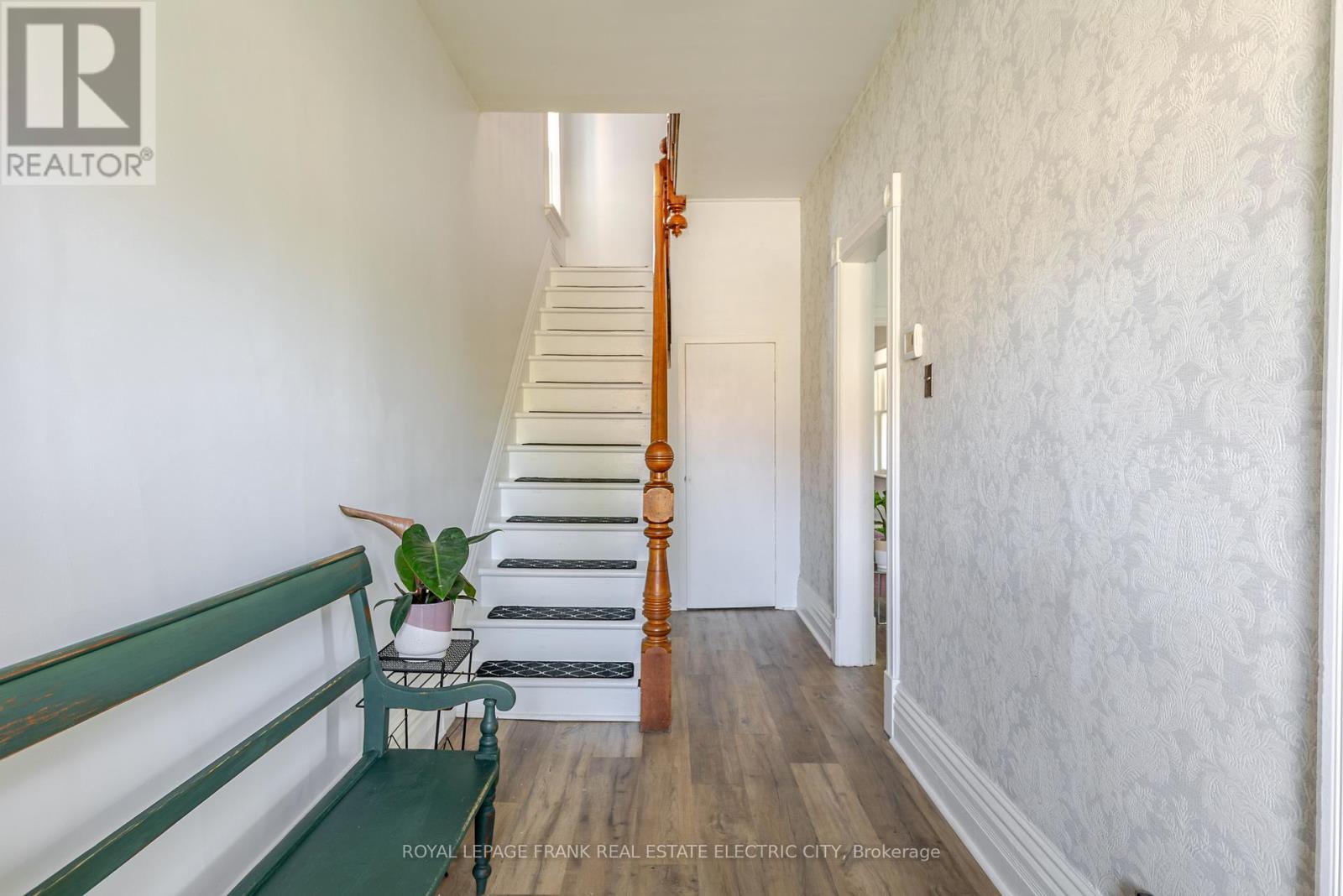 












193 LAKE STREET

,
Peterborough (Town Ward 3),




Ontario
K9J2H4

