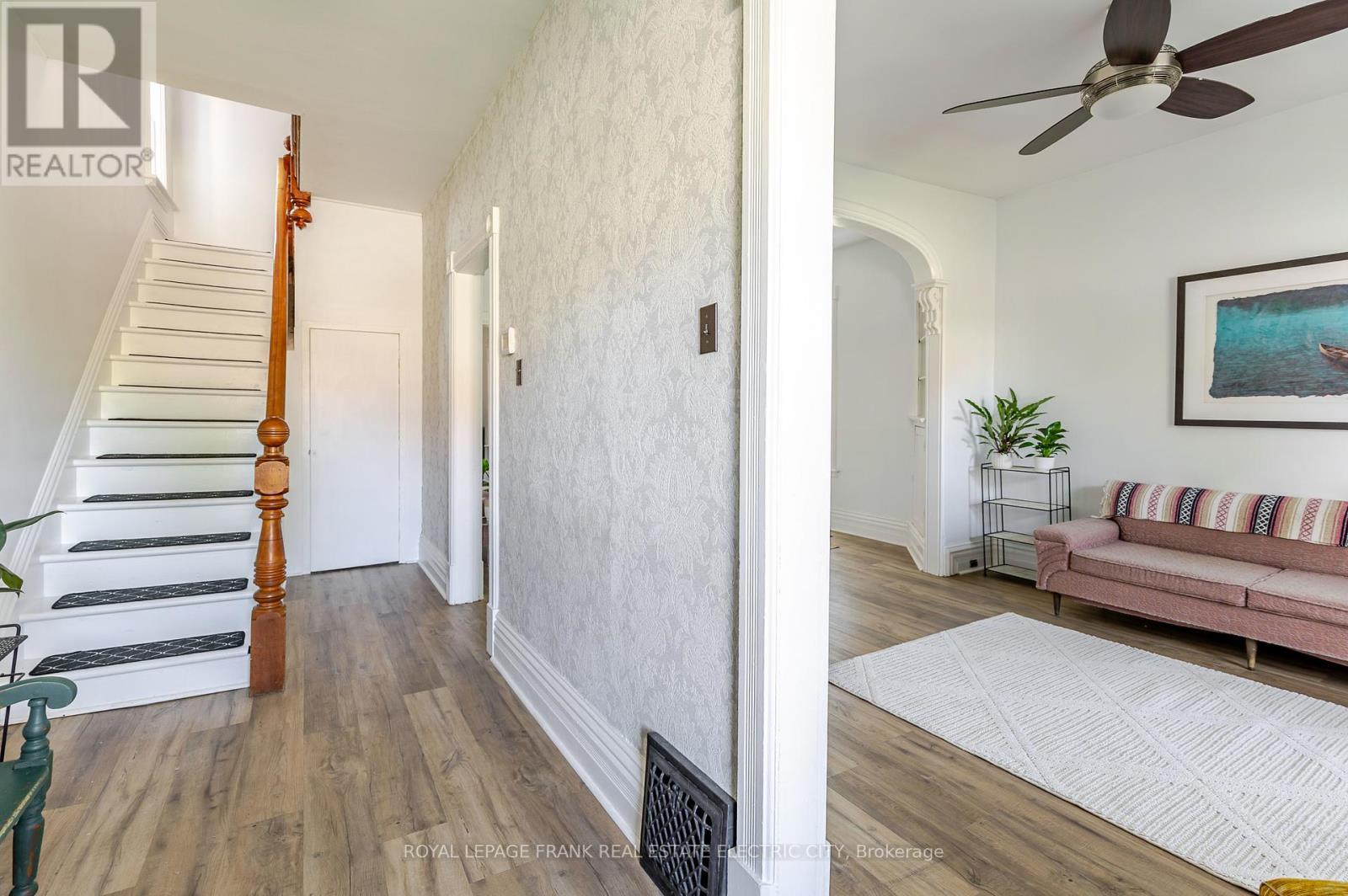 












193 LAKE STREET

,
Peterborough (Town Ward 3),




Ontario
K9J2H4

