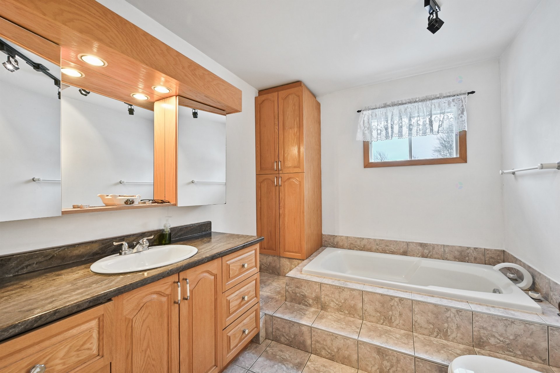 









406


Rue Bernard

,
Saint-Alexandre,




QC
J0J1S0

