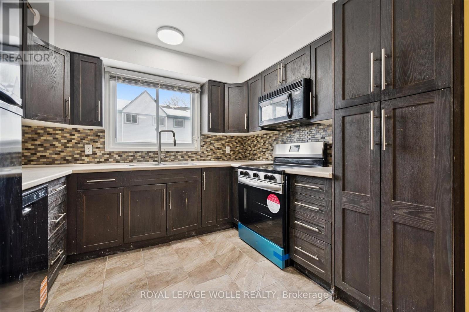 












43 - 589 BEECHWOOD DRIVE

,
Waterloo,




Ontario
N2T2K9

