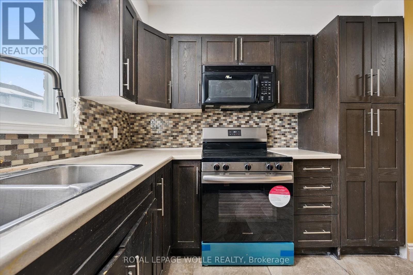 












43 - 589 BEECHWOOD DRIVE

,
Waterloo,




Ontario
N2T2K9

