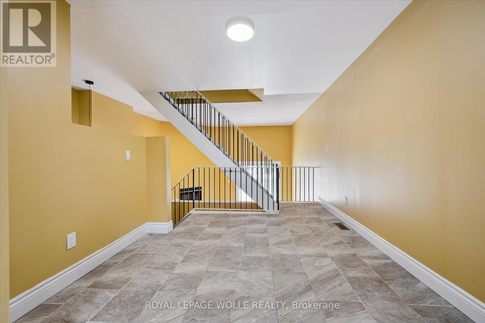 












43 - 589 BEECHWOOD DRIVE

,
Waterloo,




Ontario
N2T2K9

