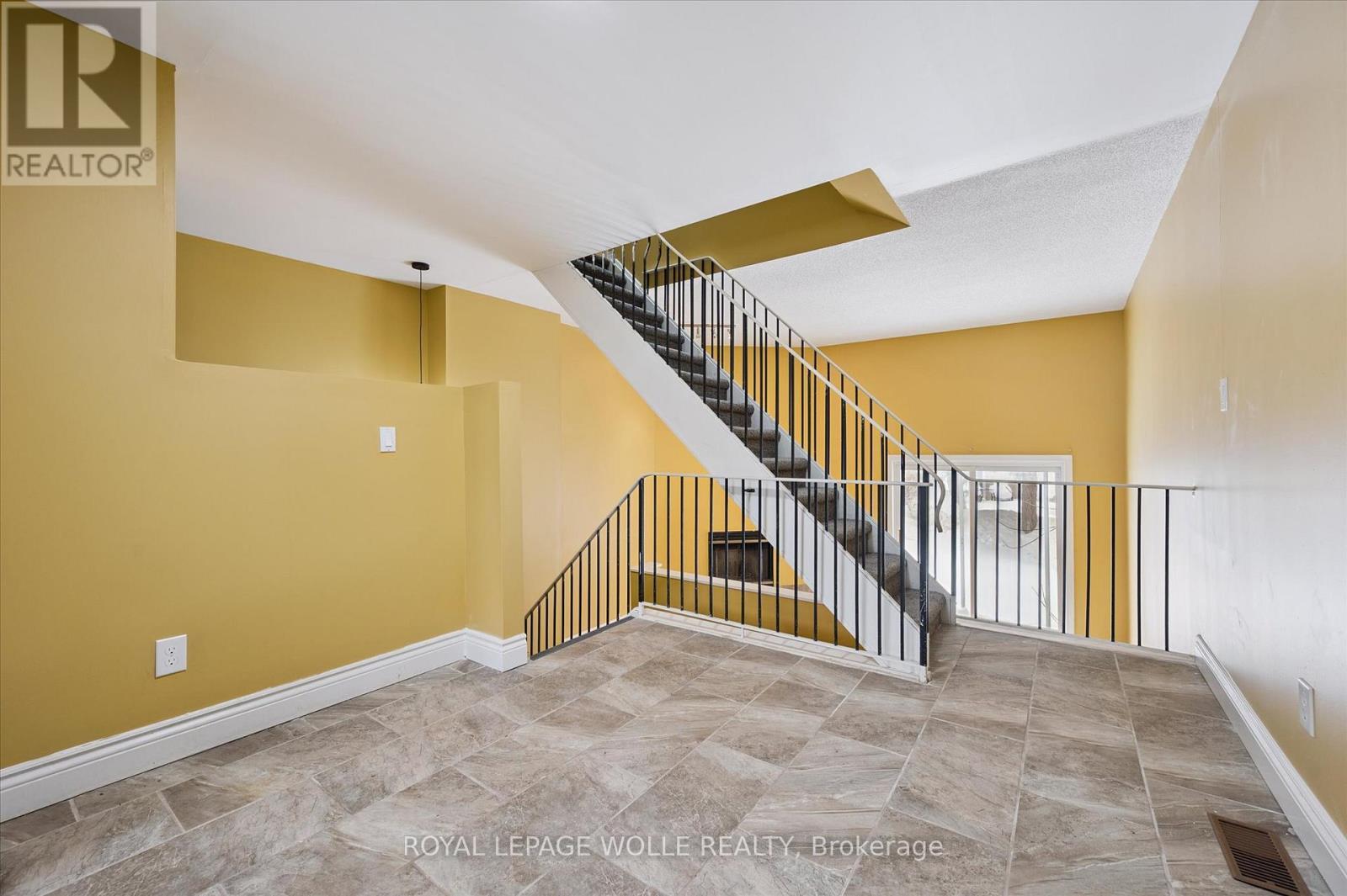 












43 - 589 BEECHWOOD DRIVE

,
Waterloo,




Ontario
N2T2K9

