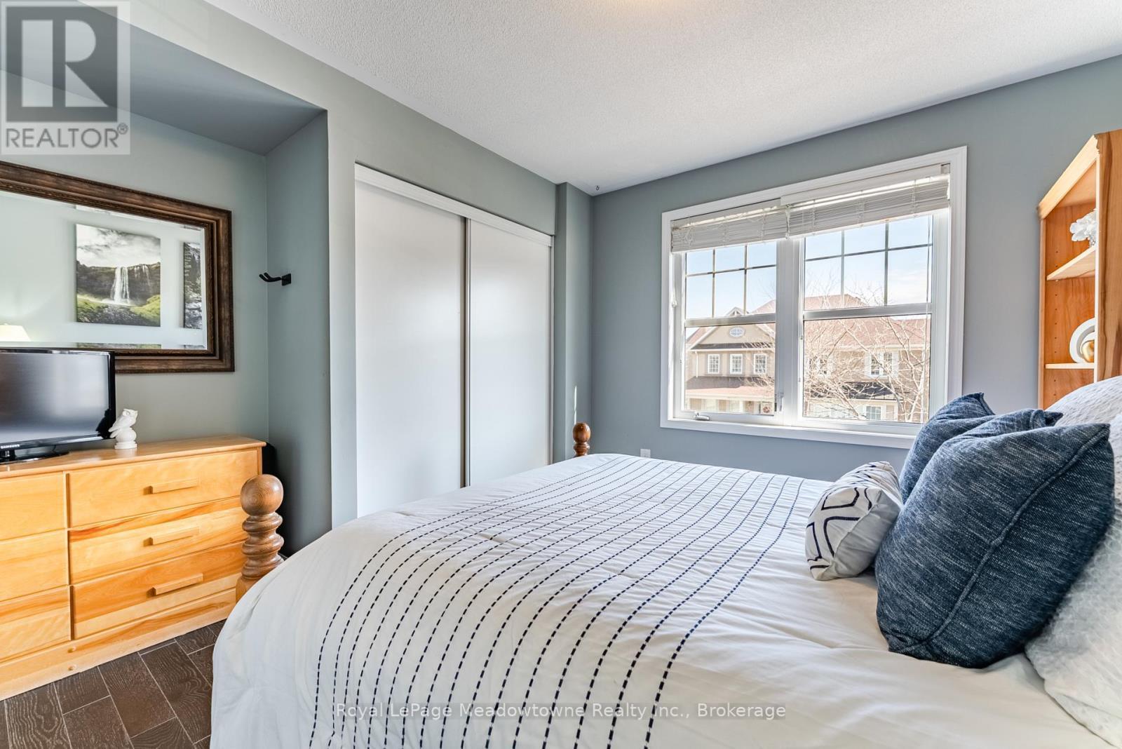 












325 GLEAVE TERRACE

,
Milton (HA Harrison),




Ontario
L9T8P1

