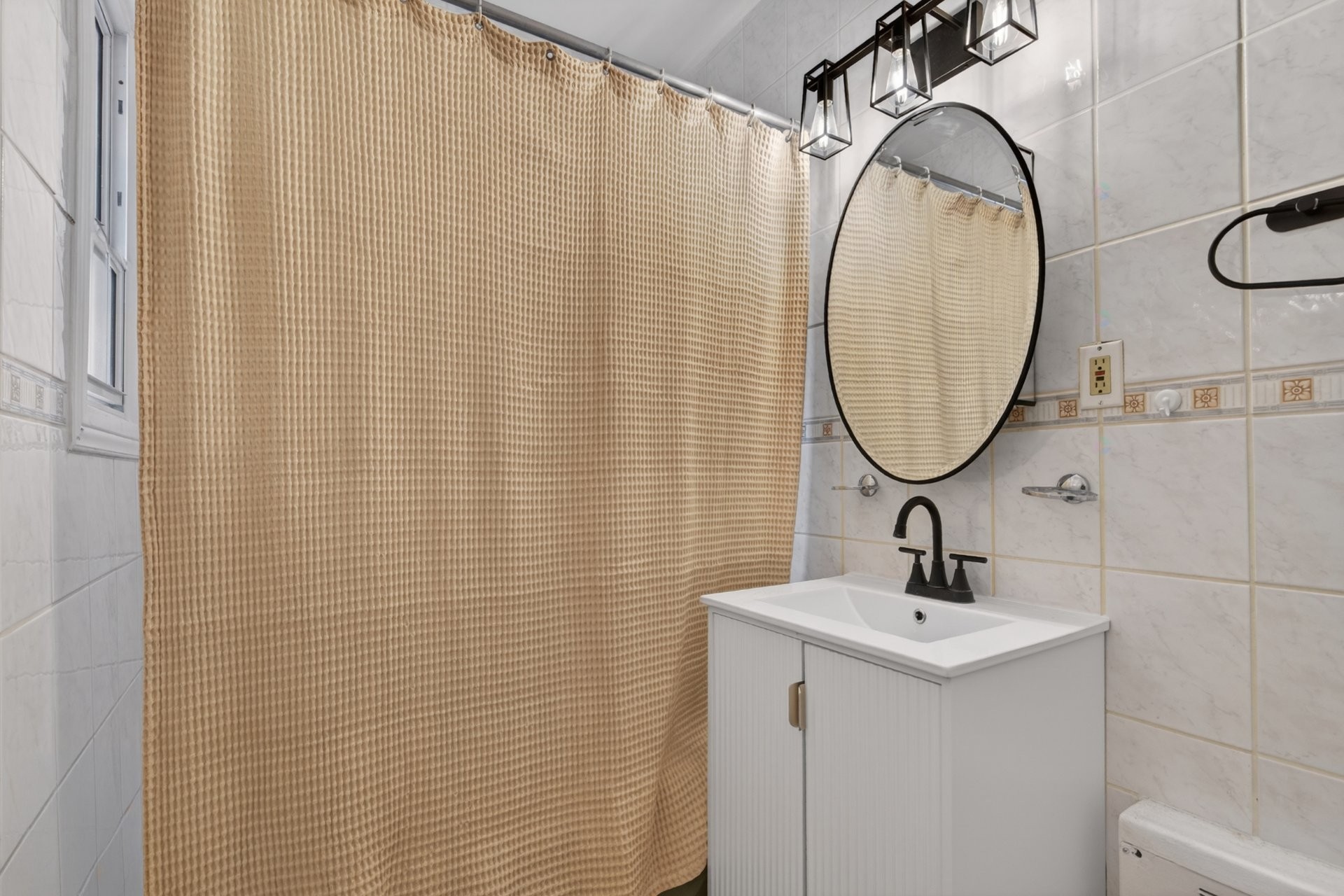 









4927


Av. Draper

,
Montréal (Côte-des-Neiges/Notre-Dame-de-Grâce),




QC
H3X3P6

