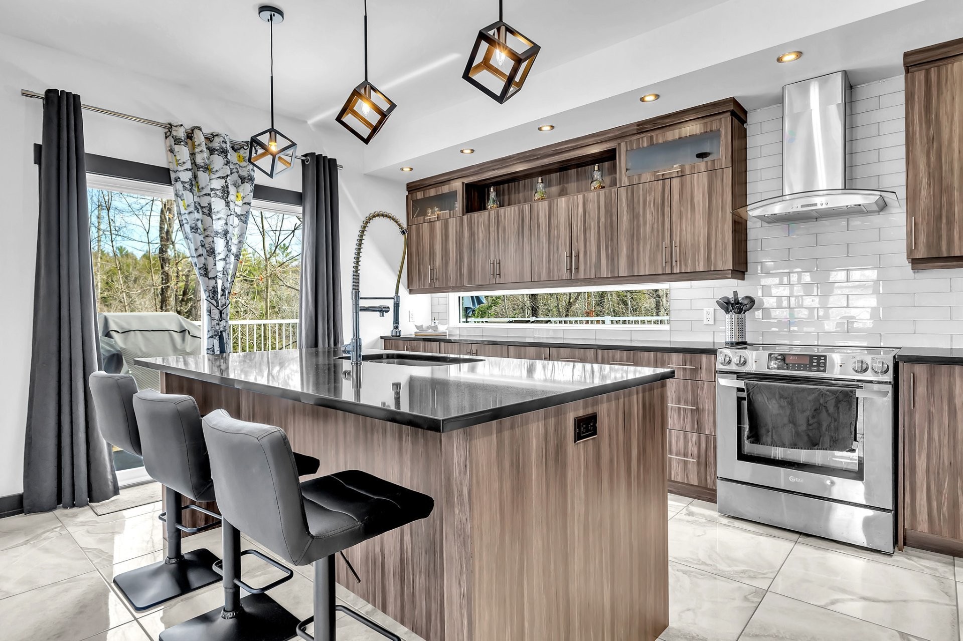 









40


Ch. des Échassiers

,
Val-des-Monts,




QC
J8N0B7

