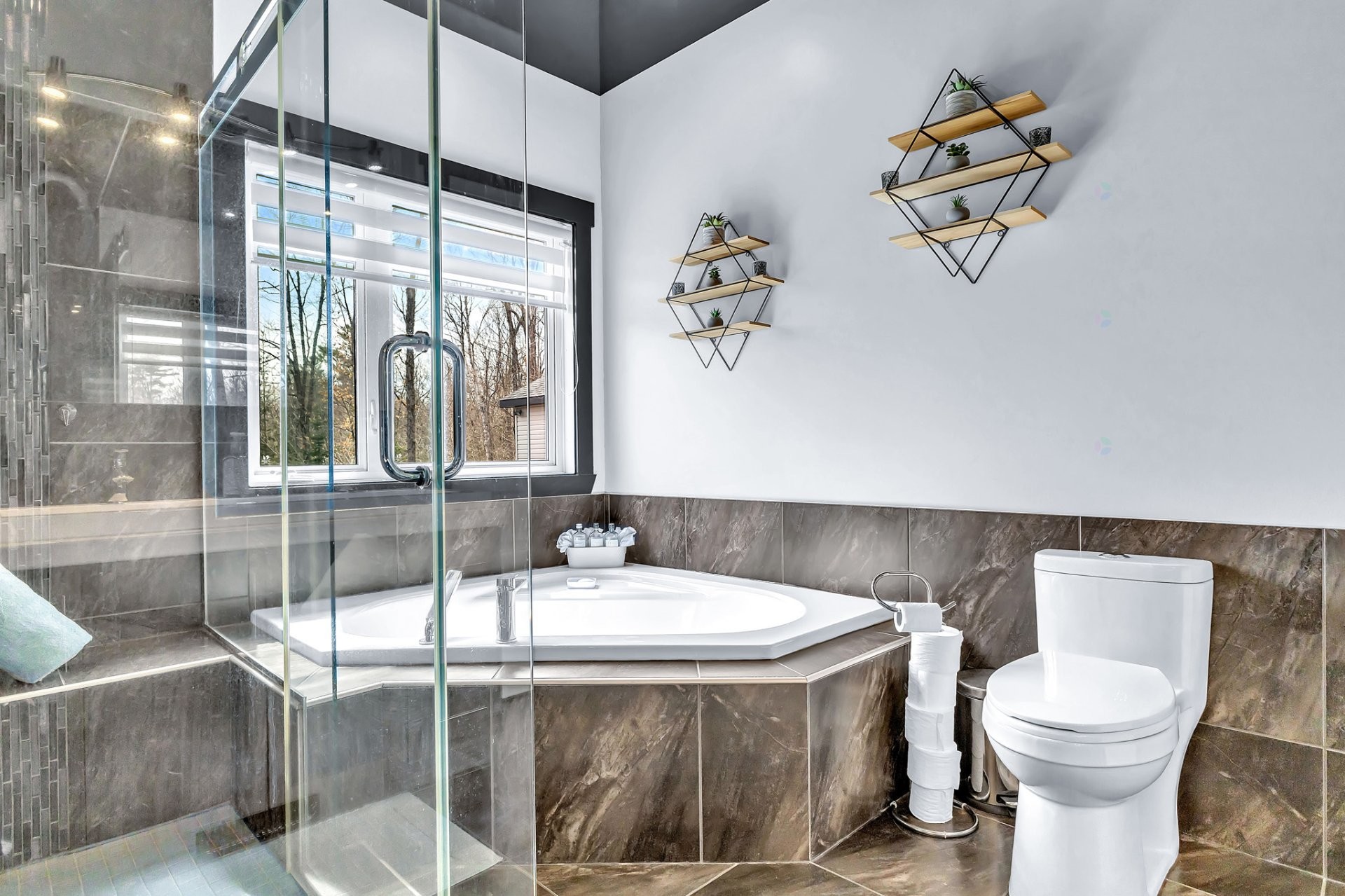 









40


Ch. des Échassiers

,
Val-des-Monts,




QC
J8N0B7

