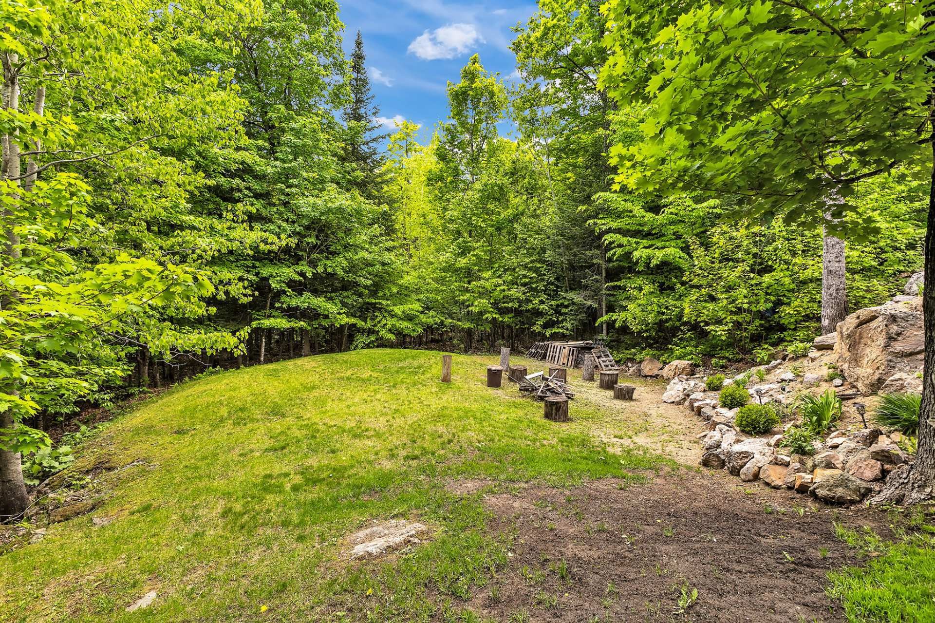 









40


Ch. des Échassiers

,
Val-des-Monts,




QC
J8N0B7

