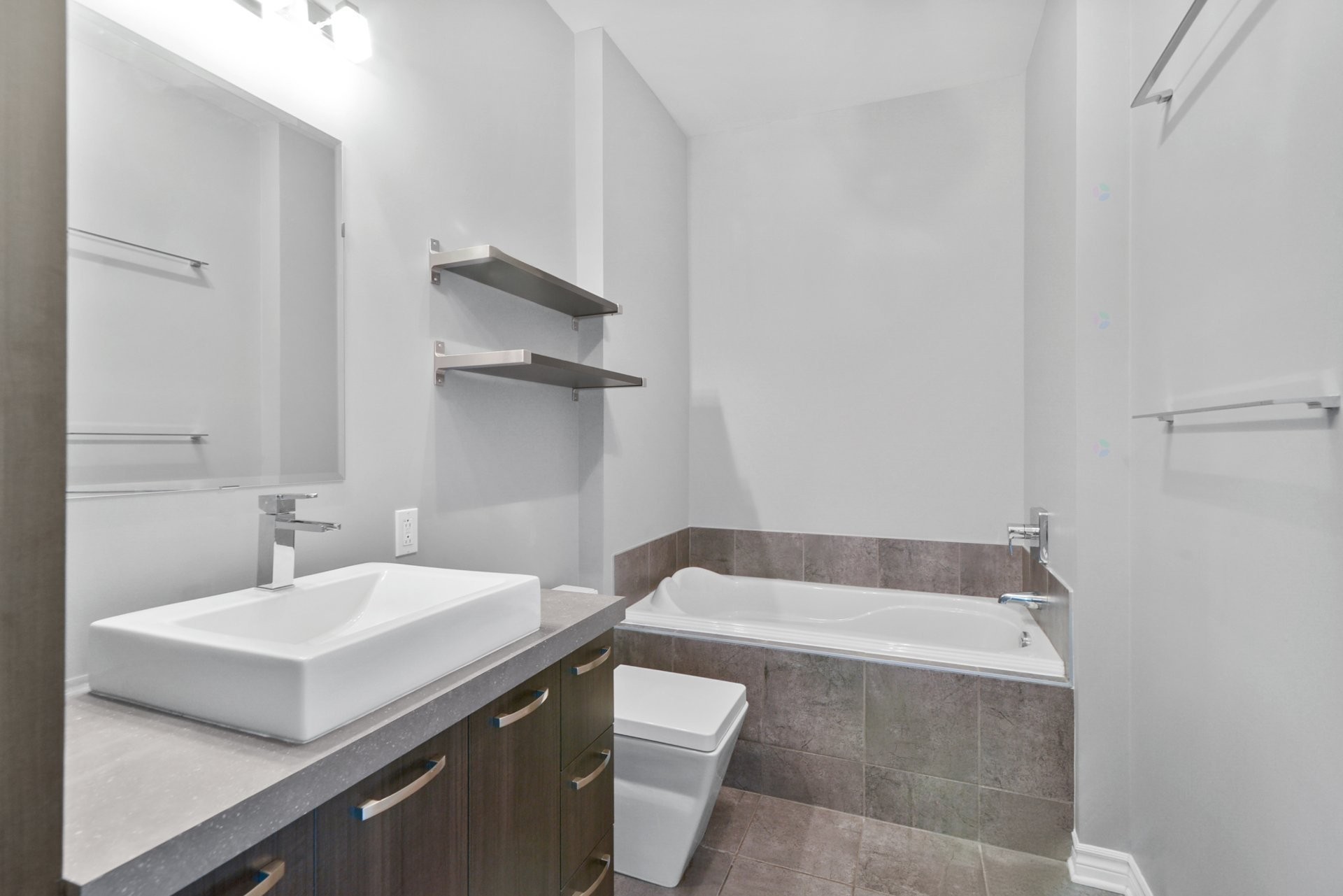 









110


Av. du Golf

, 311,
La Prairie,




QC
J5R0H1

