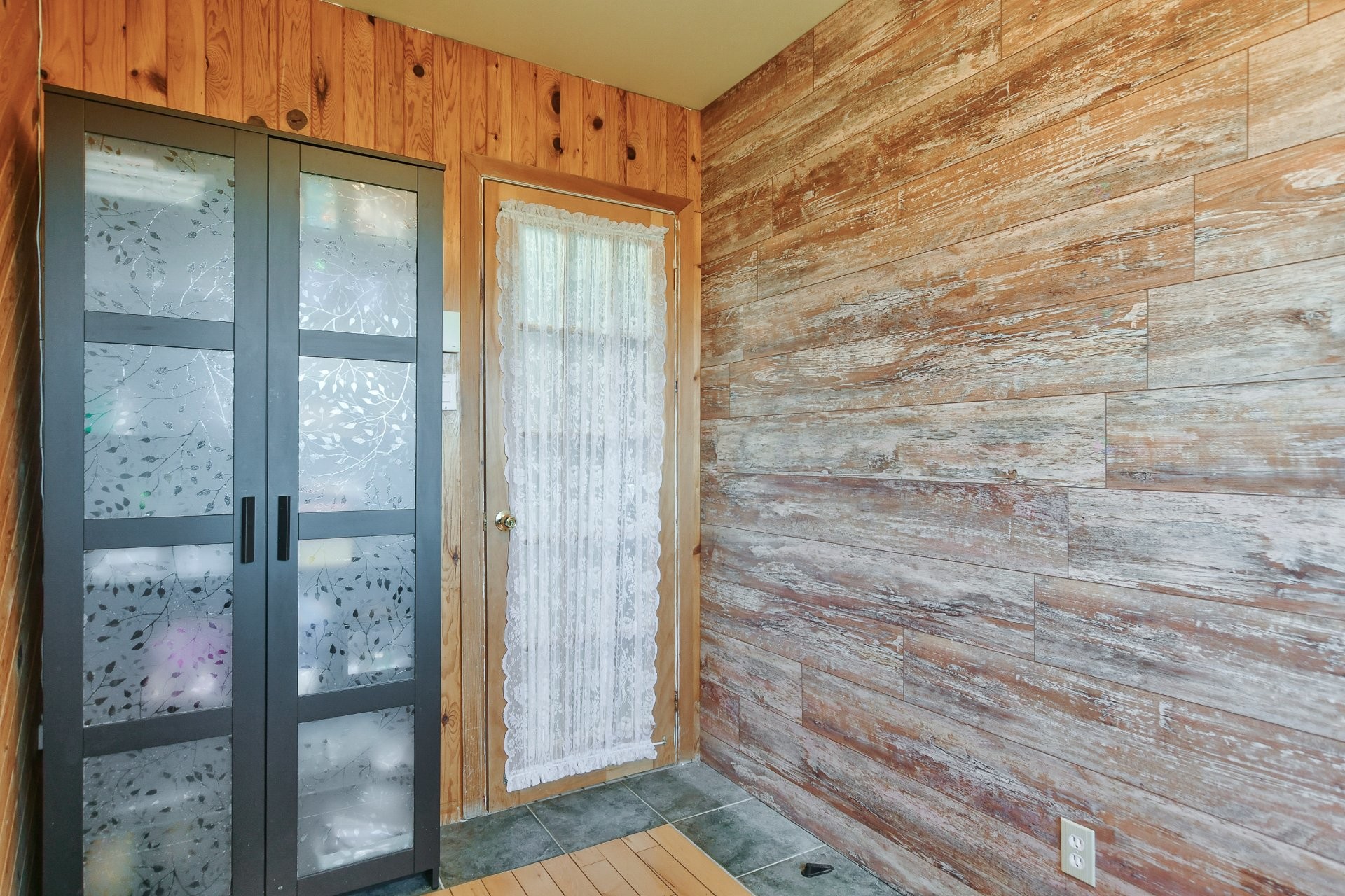 









532


6e Avenue

,
Saint-Jérôme,




QC
J7Z5H9

