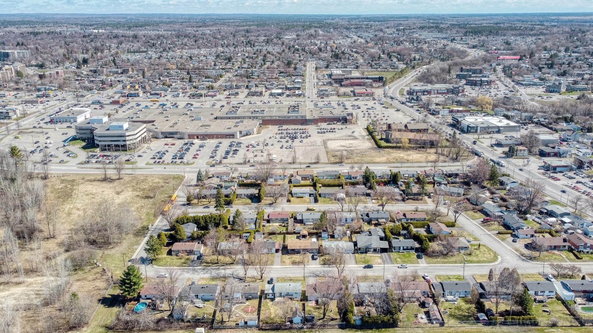 









532


6e Avenue

,
Saint-Jérôme,




QC
J7Z5H9

