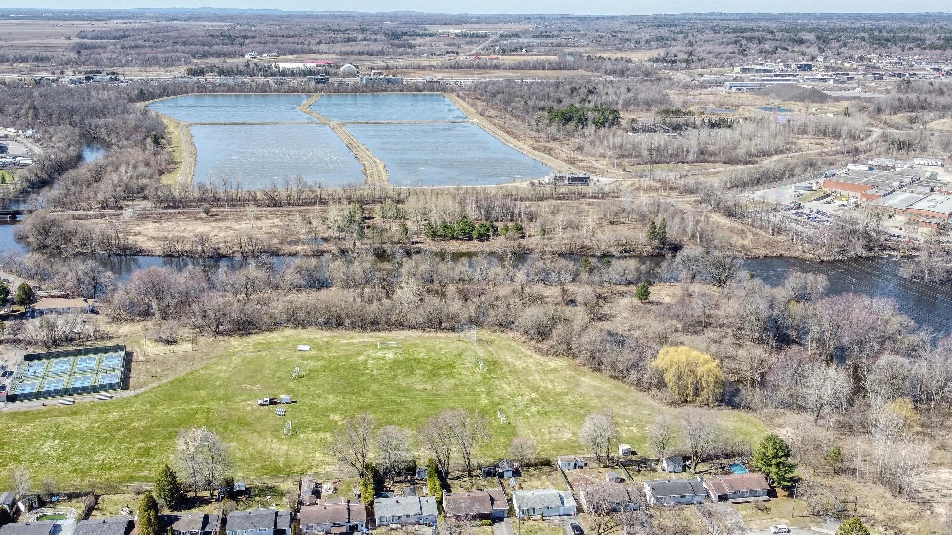 









532


6e Avenue

,
Saint-Jérôme,




QC
J7Z5H9

