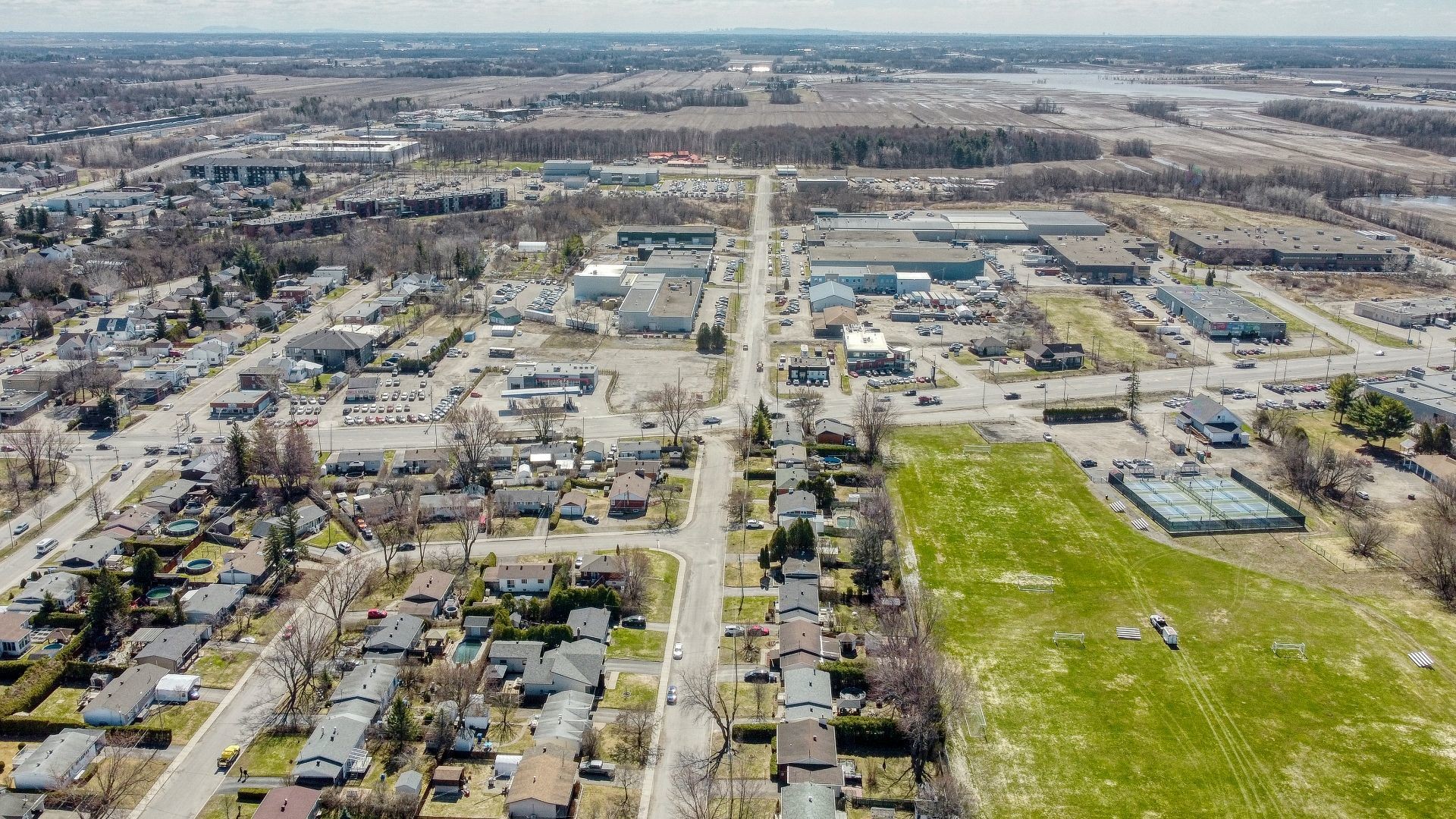 









532


6e Avenue

,
Saint-Jérôme,




QC
J7Z5H9

