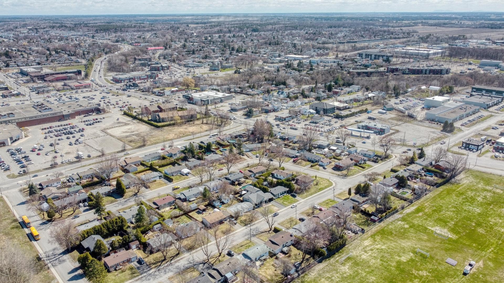 









532


6e Avenue

,
Saint-Jérôme,




QC
J7Z5H9

