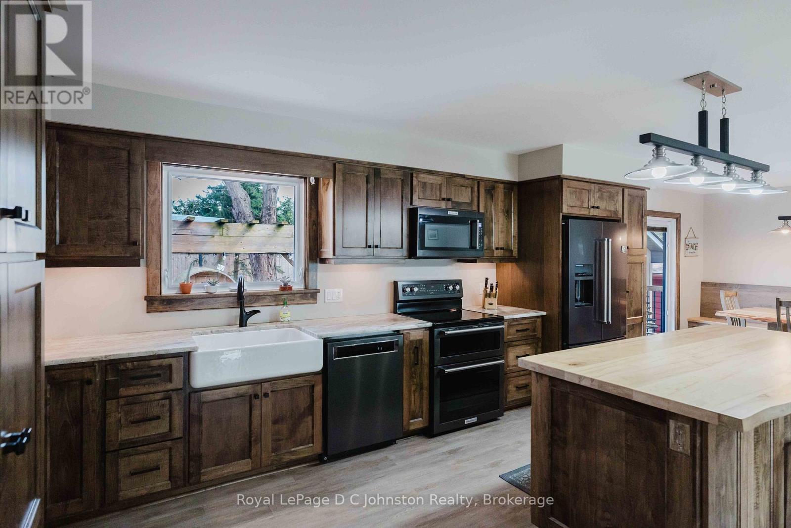 












44 ARCHIBALD PLACE

,
Saugeen Shores,




Ontario
N0H2L0

