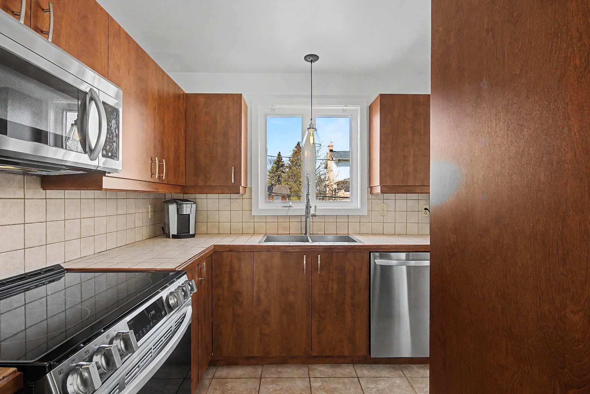 









3231


Rue Bertin

,
Longueuil (Le Vieux-Longueuil),




QC
J4M2R5

