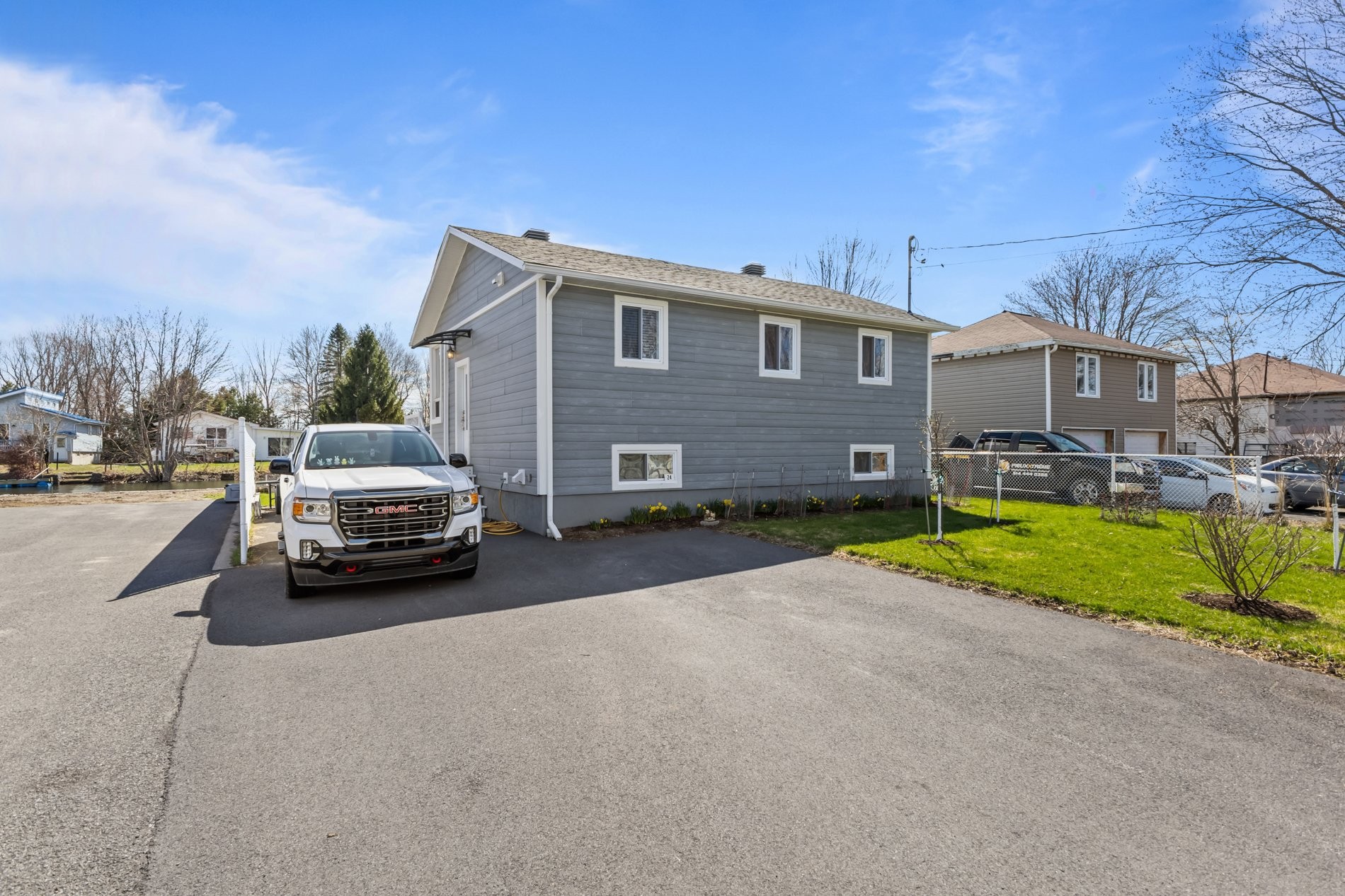 









24


56e Avenue

,
Saint-Paul-de-l'Île-aux-Noix,




QC
J0J1G0

