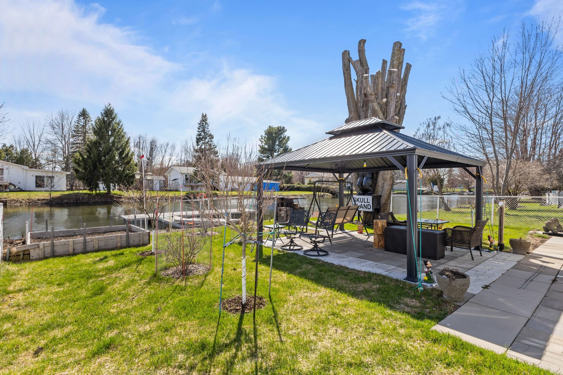 









24


56e Avenue

,
Saint-Paul-de-l'Île-aux-Noix,




QC
J0J1G0

