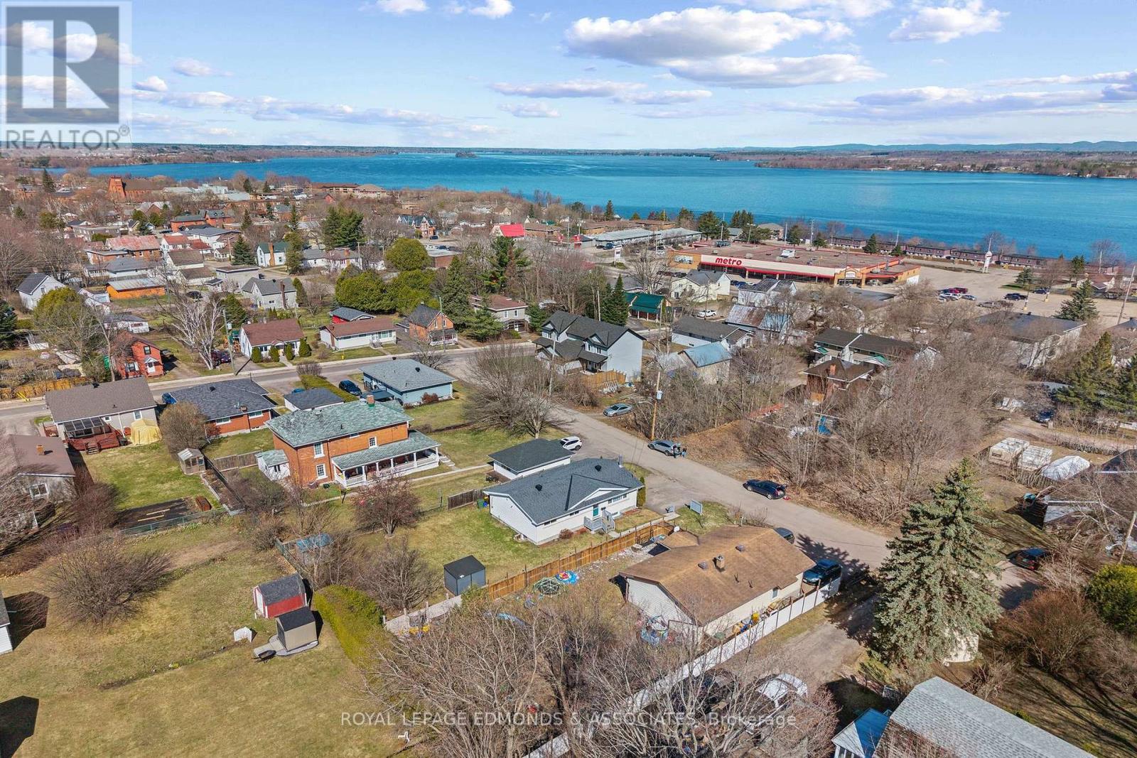 












498 ESTELLE STREET

,
Pembroke,




Ontario
K8A3G8

