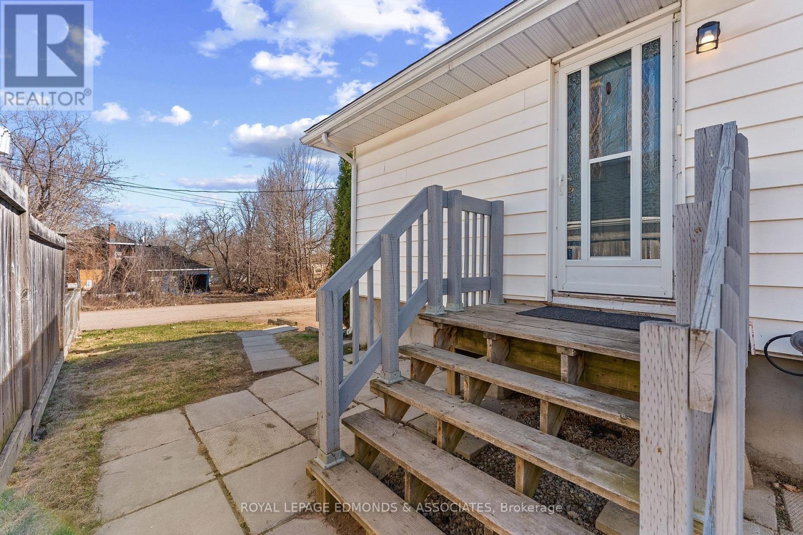 












498 ESTELLE STREET

,
Pembroke,




Ontario
K8A3G8


