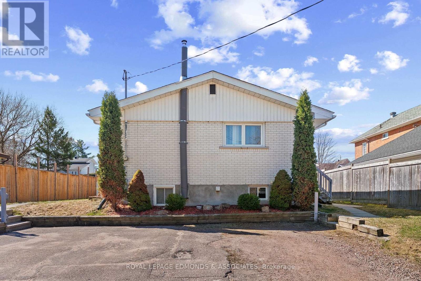 












498 ESTELLE STREET

,
Pembroke,




Ontario
K8A3G8

