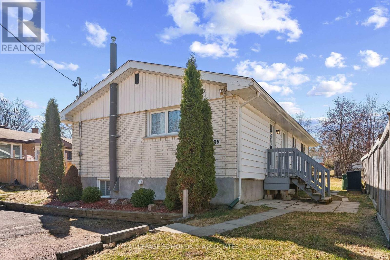 












498 ESTELLE STREET

,
Pembroke,




Ontario
K8A3G8

