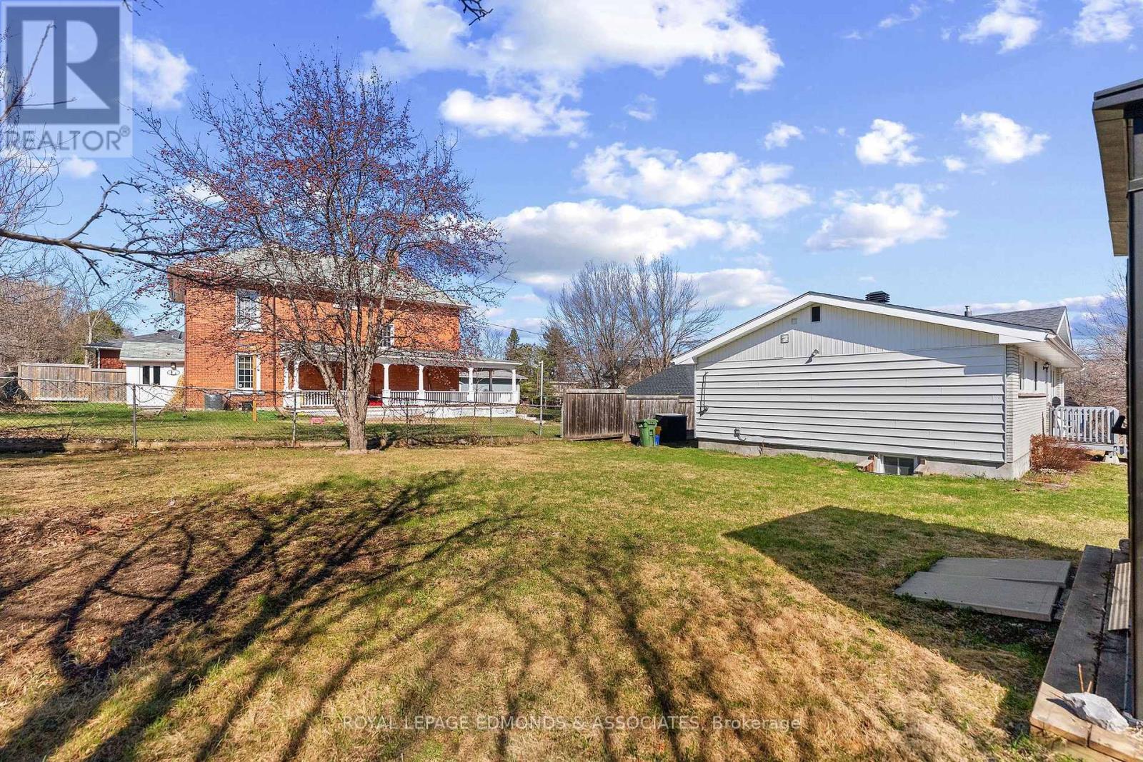 












498 ESTELLE STREET

,
Pembroke,




Ontario
K8A3G8

