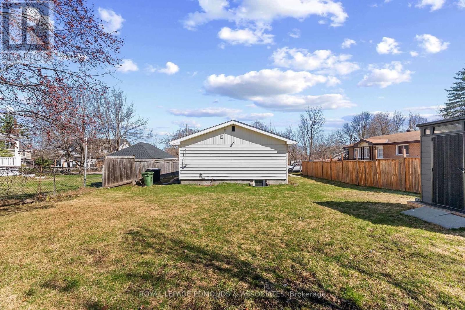 












498 ESTELLE STREET

,
Pembroke,




Ontario
K8A3G8

