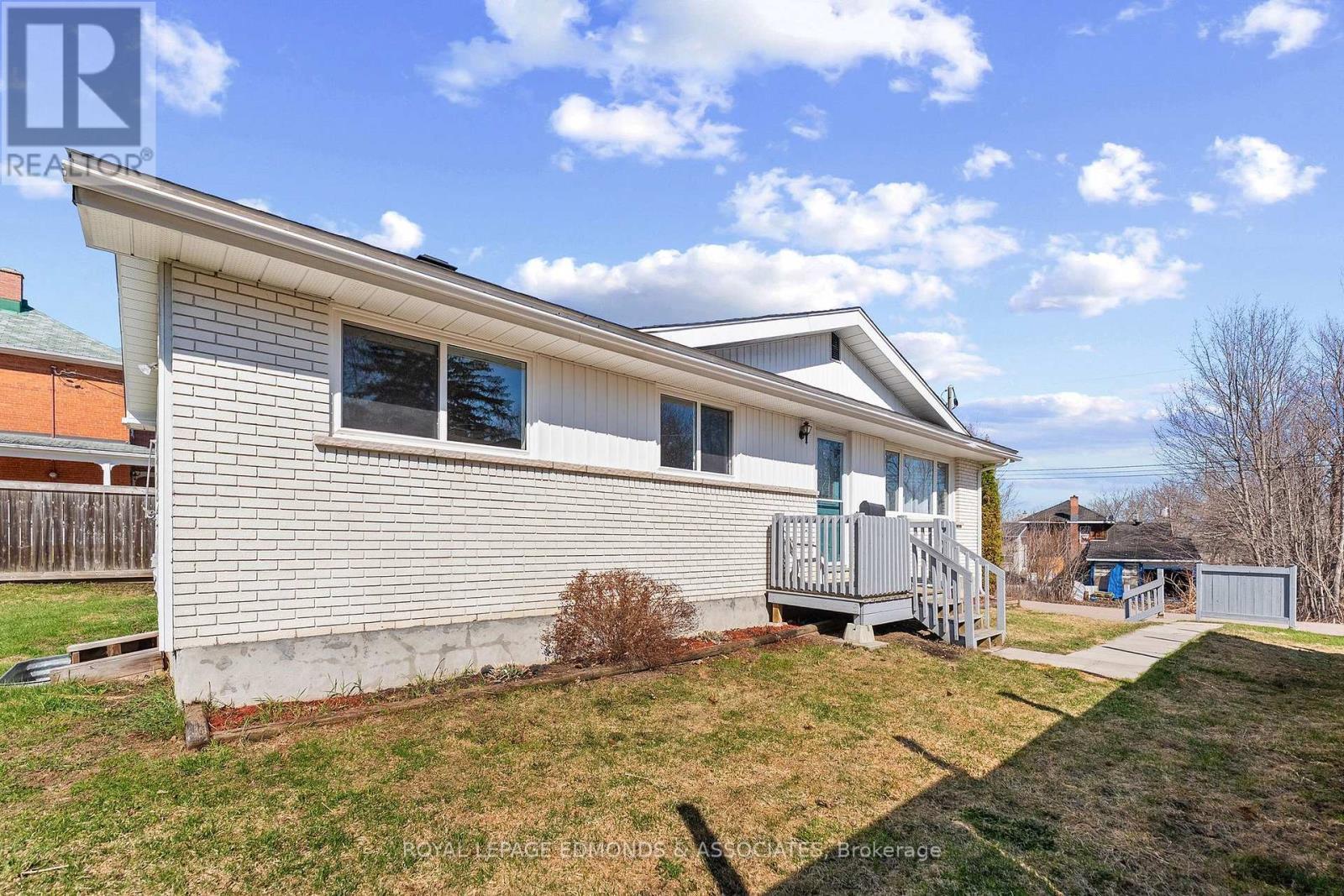 












498 ESTELLE STREET

,
Pembroke,




Ontario
K8A3G8

