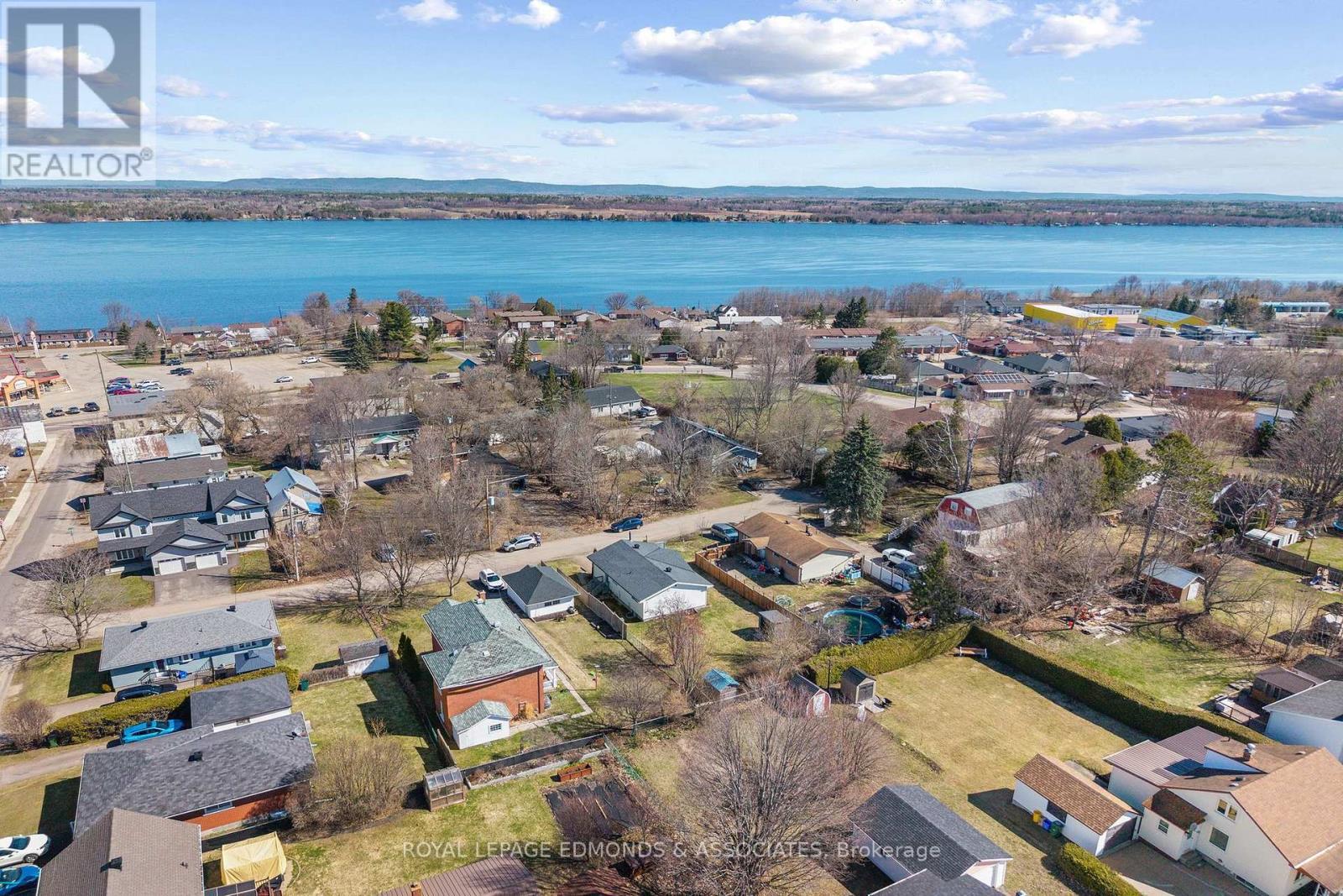 












498 ESTELLE STREET

,
Pembroke,




Ontario
K8A3G8


