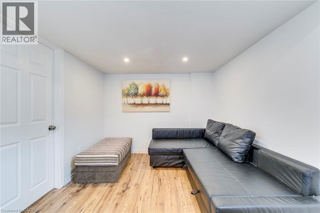 












16 DAYMAN Drive

,
Ancaster,




Ontario
L9K0J9

