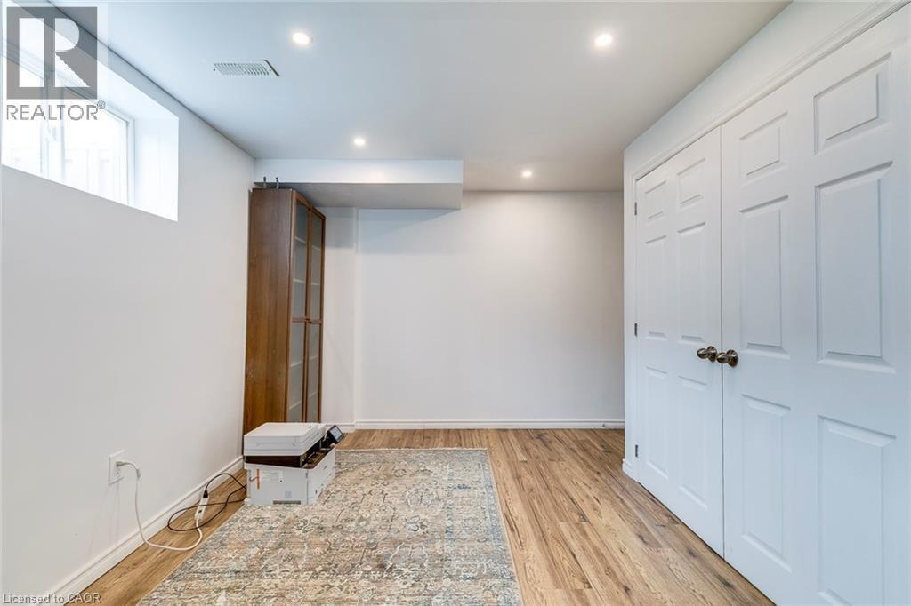 












16 DAYMAN Drive

,
Ancaster,




Ontario
L9K0J9

