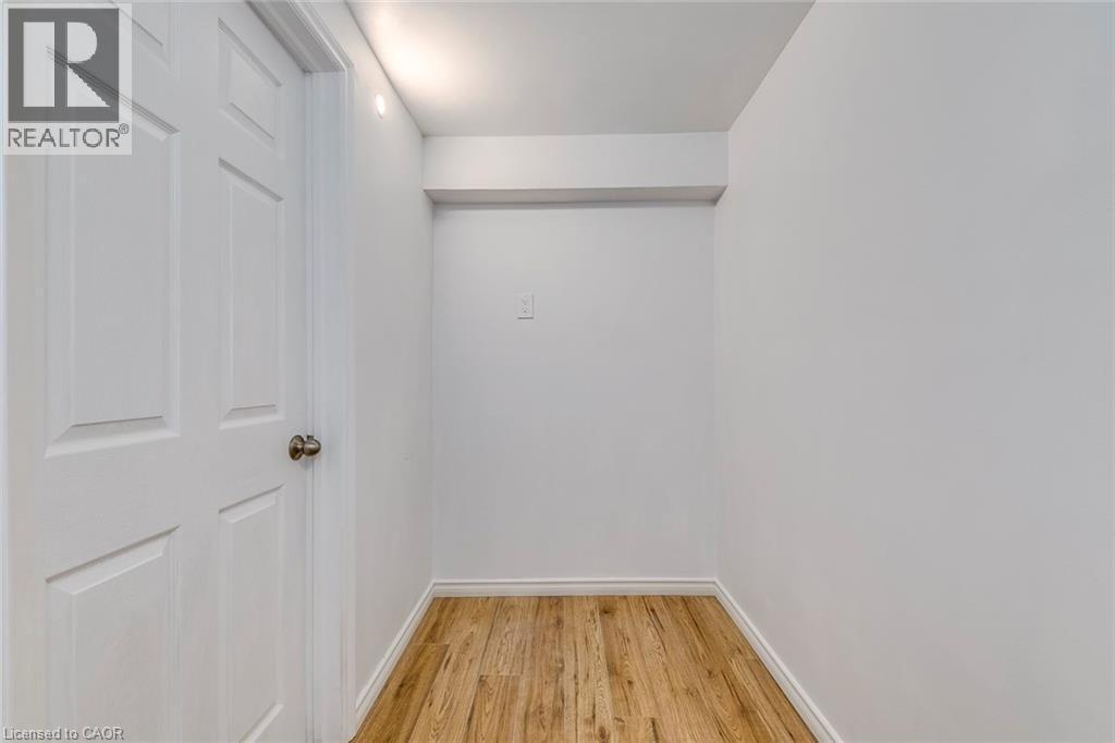 












16 DAYMAN Drive

,
Ancaster,




Ontario
L9K0J9


