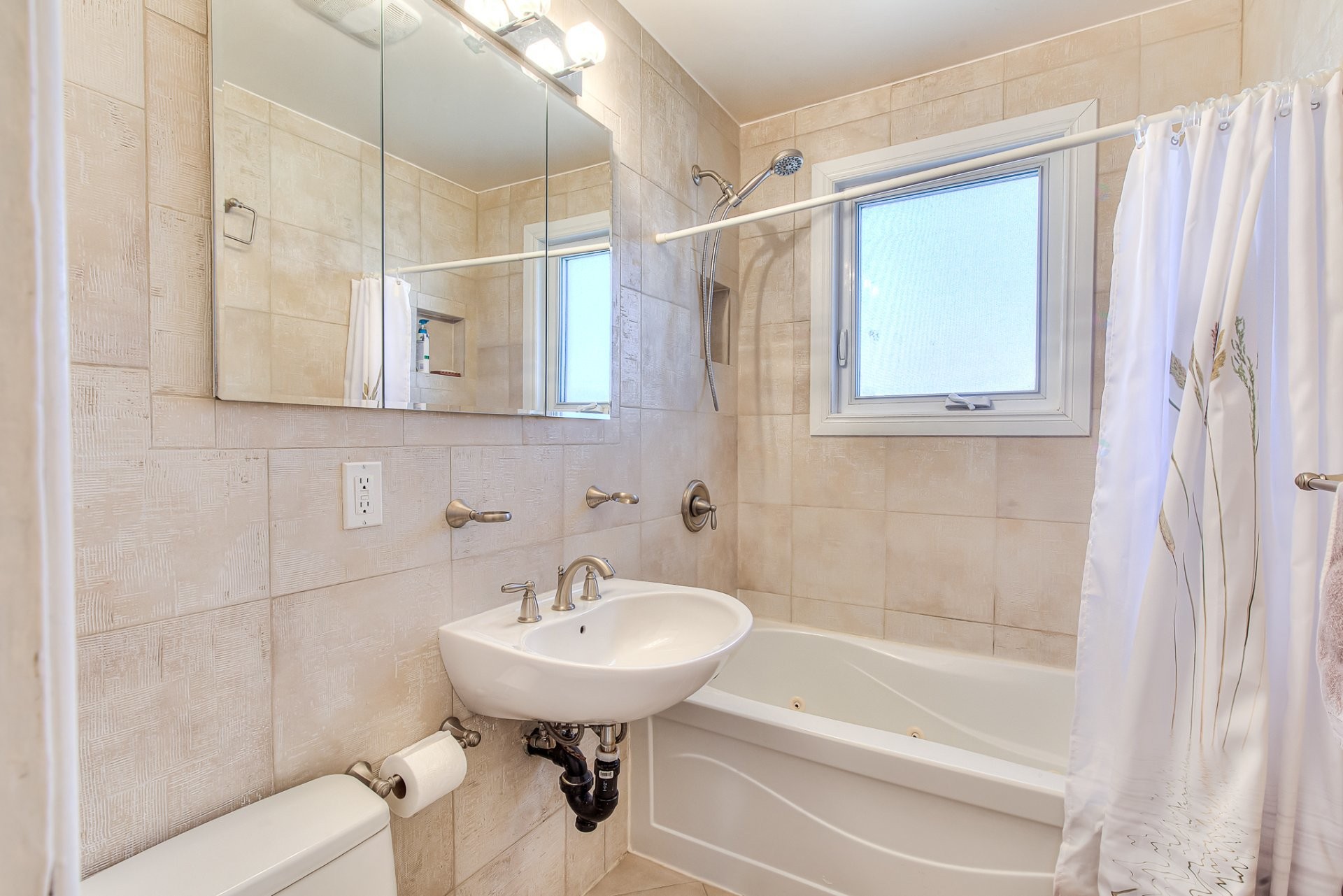 









5723


Av. Davies

,
Côte-Saint-Luc,




QC
H4W2R3

