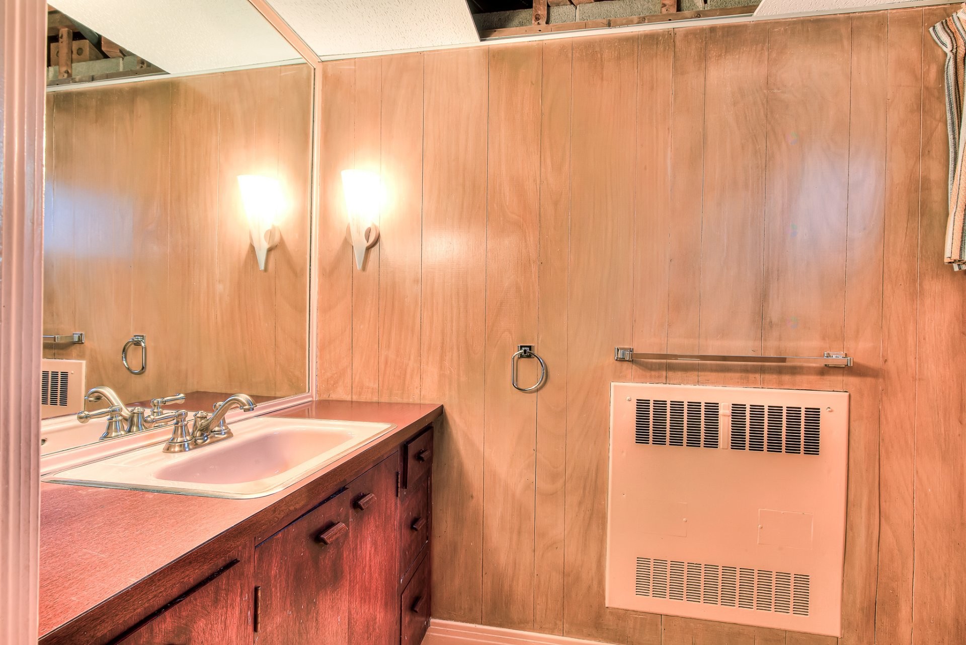 









5723


Av. Davies

,
Côte-Saint-Luc,




QC
H4W2R3

