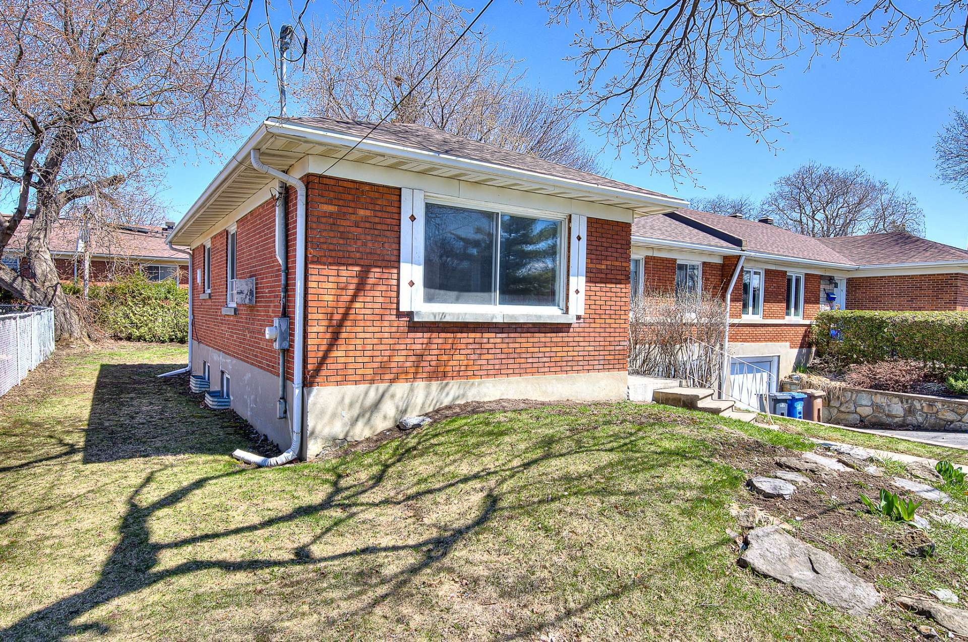 









5723


Av. Davies

,
Côte-Saint-Luc,




QC
H4W2R3

