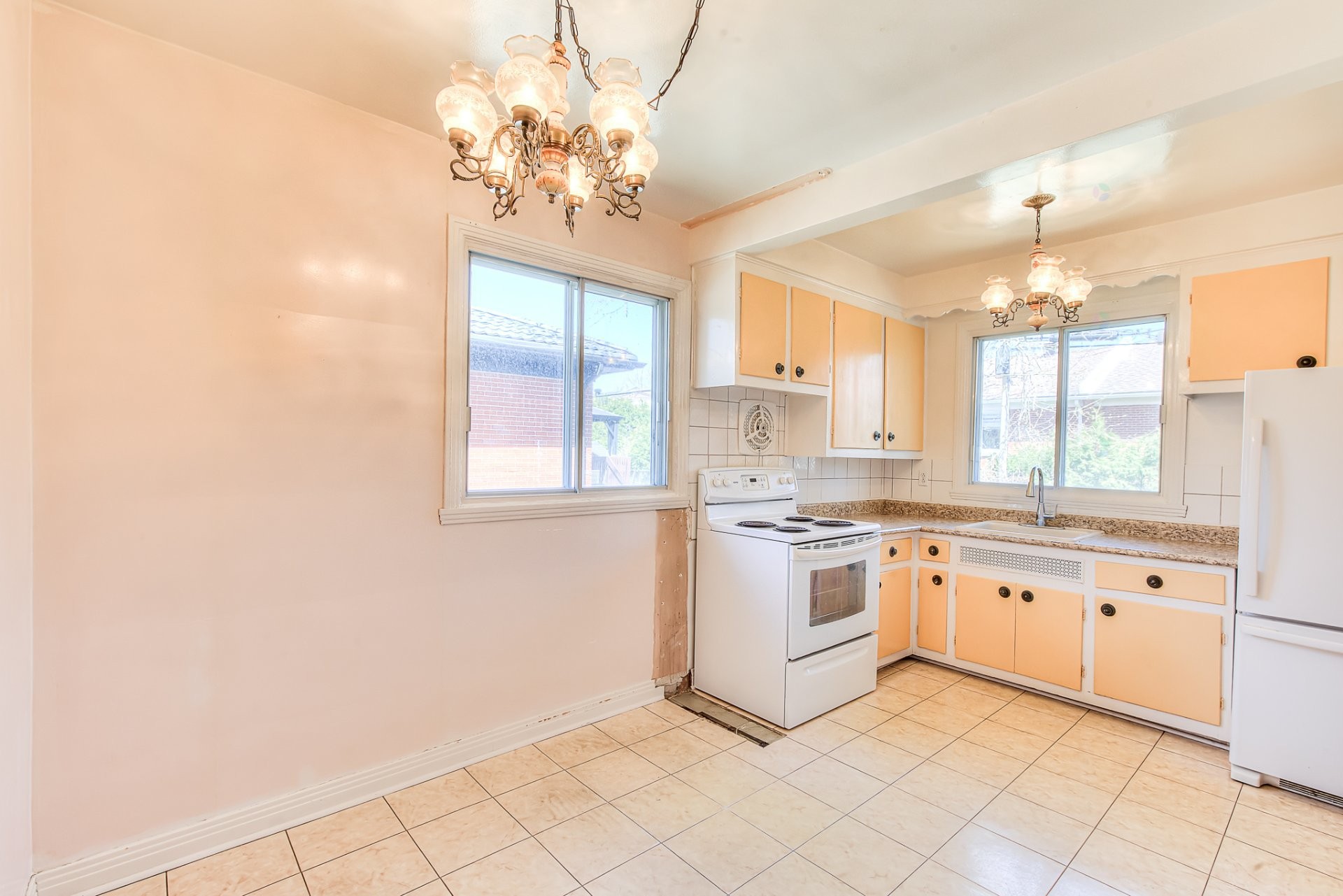 









5723


Av. Davies

,
Côte-Saint-Luc,




QC
H4W2R3

