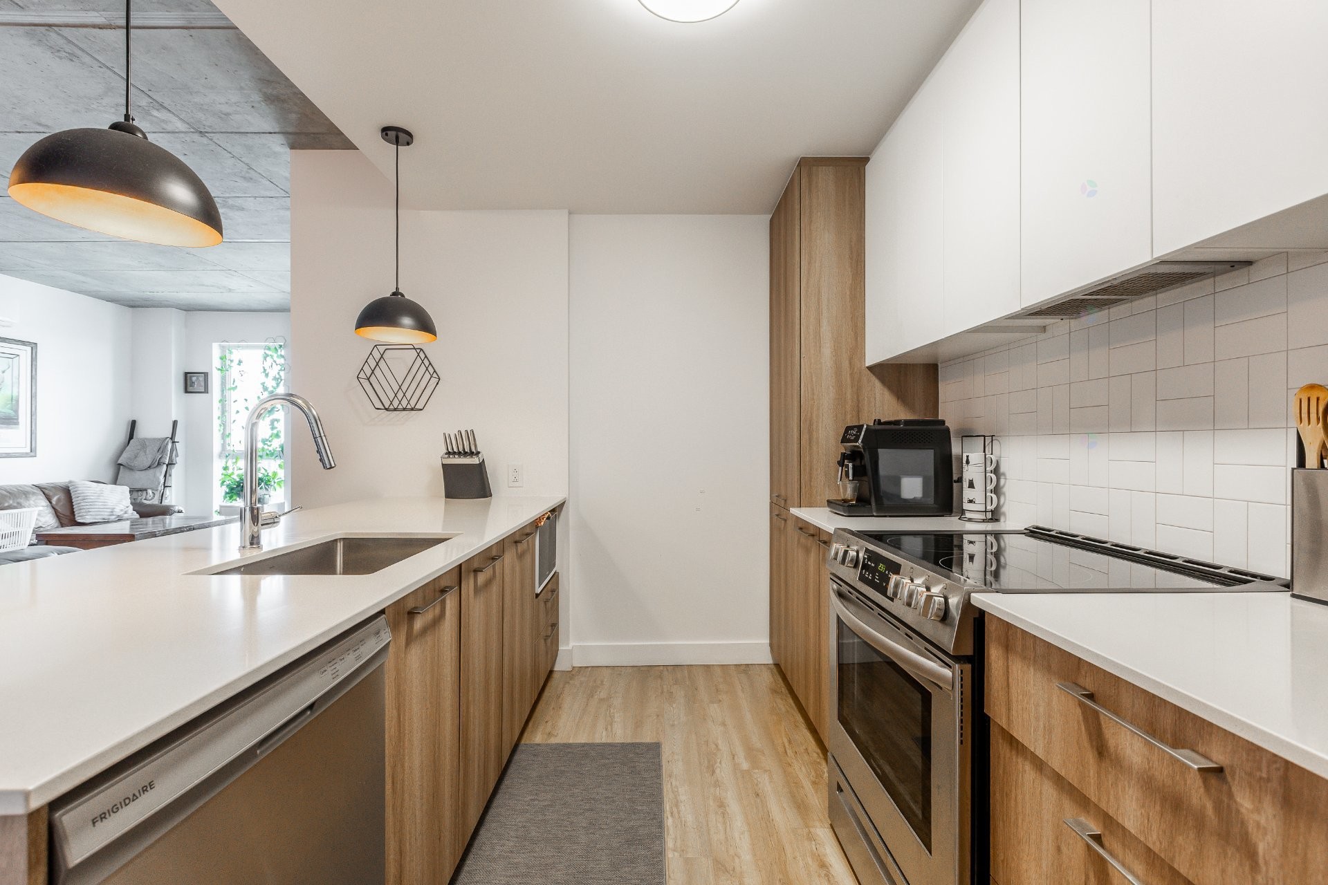 









8


Av. Donegani

, 809,
Pointe-Claire,




QC
H9R0E8

