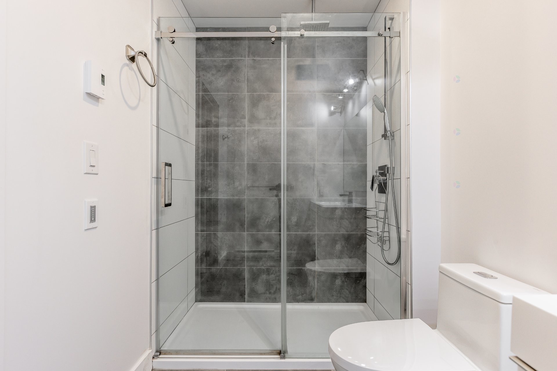 









8


Av. Donegani

, 809,
Pointe-Claire,




QC
H9R0E8

