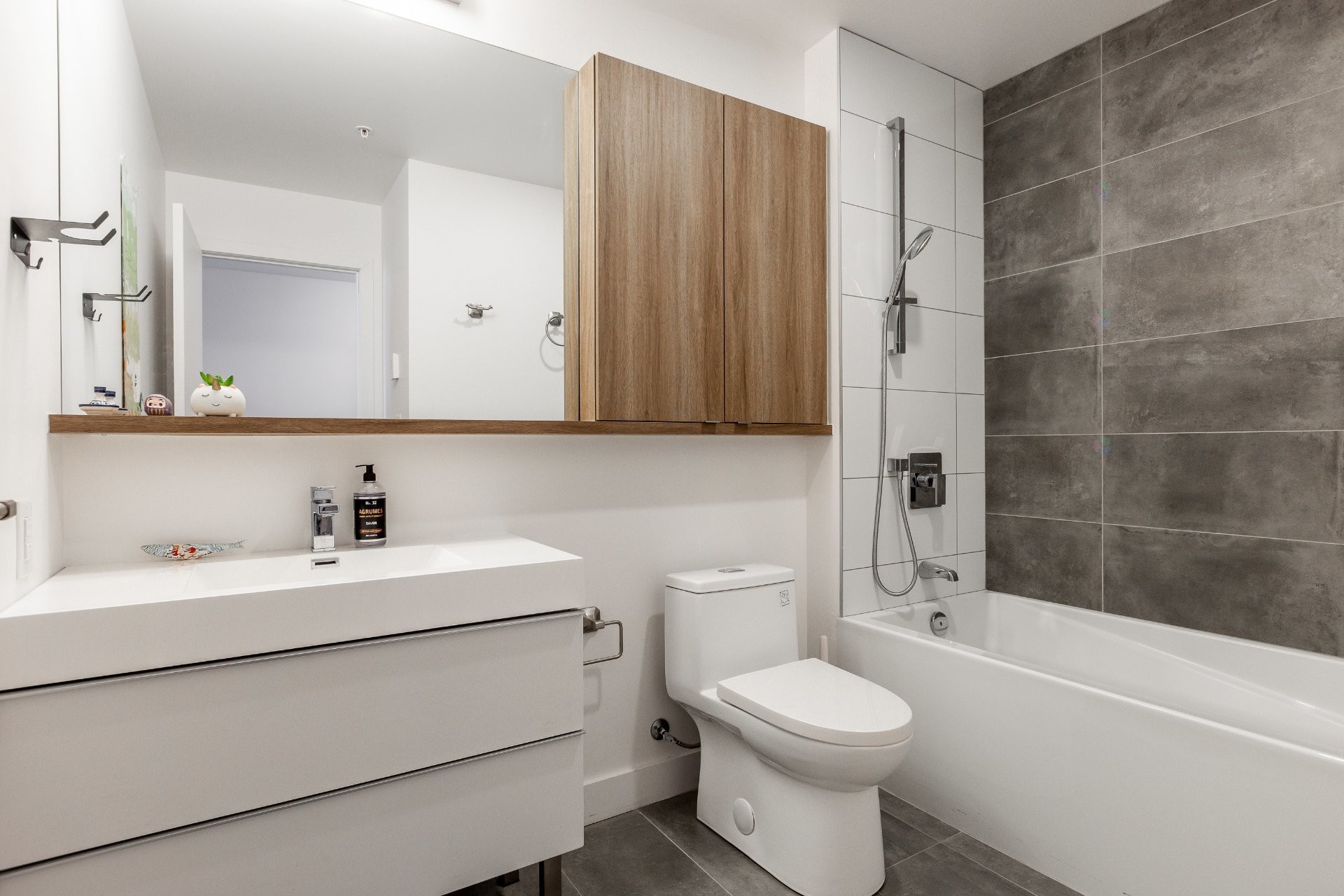 









8


Av. Donegani

, 809,
Pointe-Claire,




QC
H9R0E8

